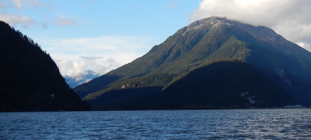 L'éclaircie à travers la montagne entre Hyder, Alaska, et Stewart, Colombie-Britannique