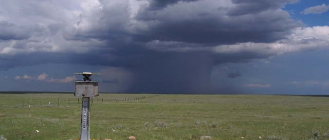 Une tornade s'approche d'une borne frontière