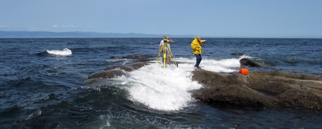 Arpentage d'une borne dans le détroit Juan de Fuca